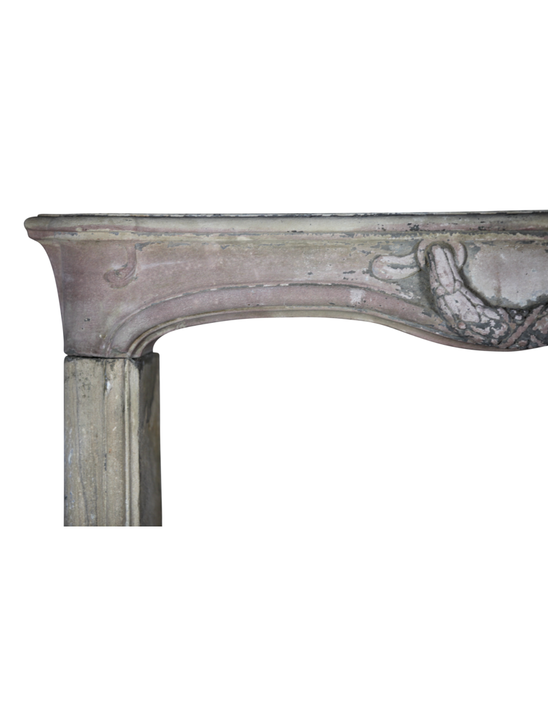Maison Leon Van den Bogaert Kleine französische graue Kaminumrandung aus Stein aus der Louis-XVI-Zeit