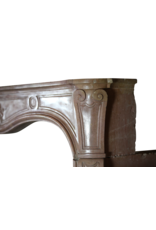 Maison Leon Van den Bogaert Elegante französische Kaminumrandung aus dem 18. Jahrhundert