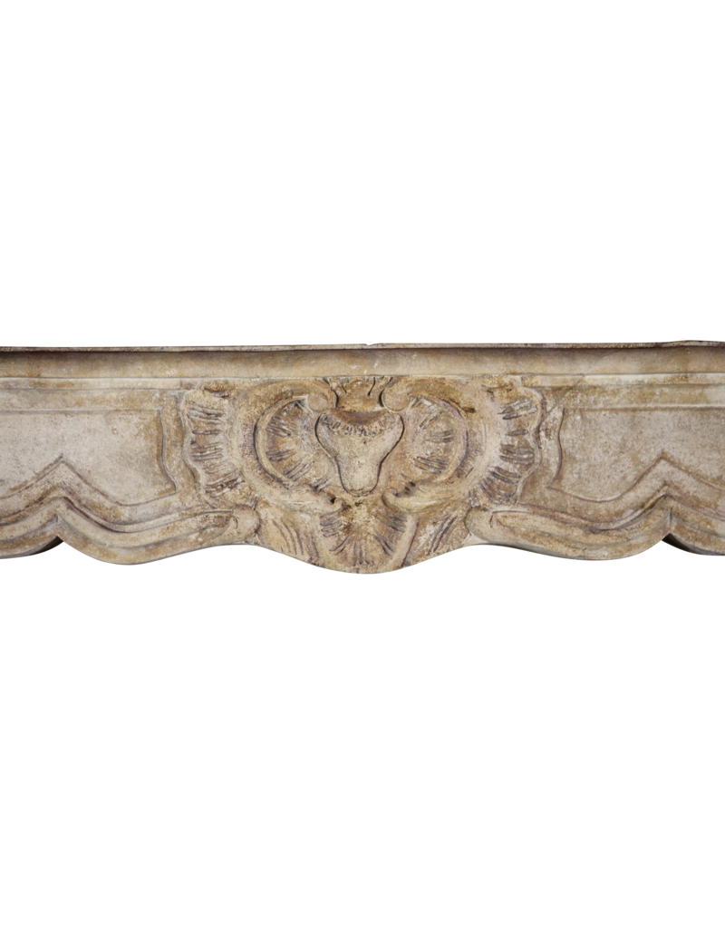 Maison Leon Van den Bogaert Französische Kaminumrandung aus Kalkstein aus der Régence-Zeit