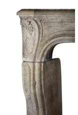 Maison Leon Van den Bogaert Französische Kaminumrandung aus Kalkstein aus der Régence-Zeit
