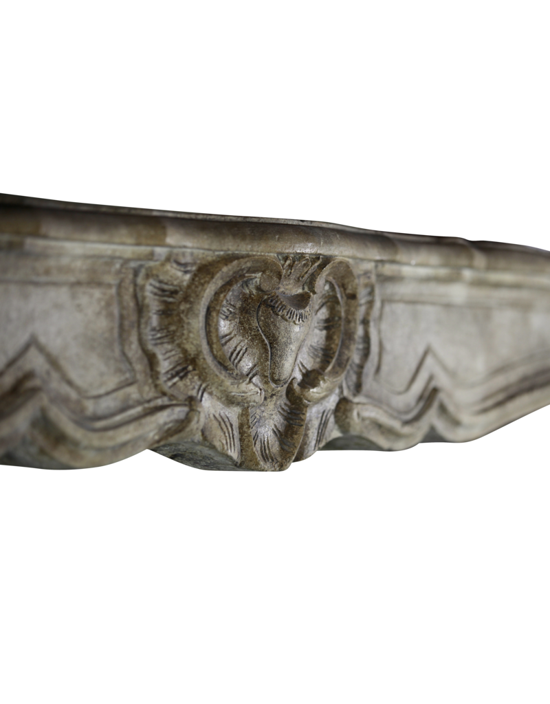 Maison Leon Van den Bogaert Französische Kaminumrandung aus Kalkstein aus der Régence-Zeit