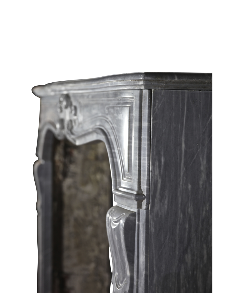 Maison Leon Van den Bogaert Feine klassische französische Vintage-Kaminumrandung aus Marmor