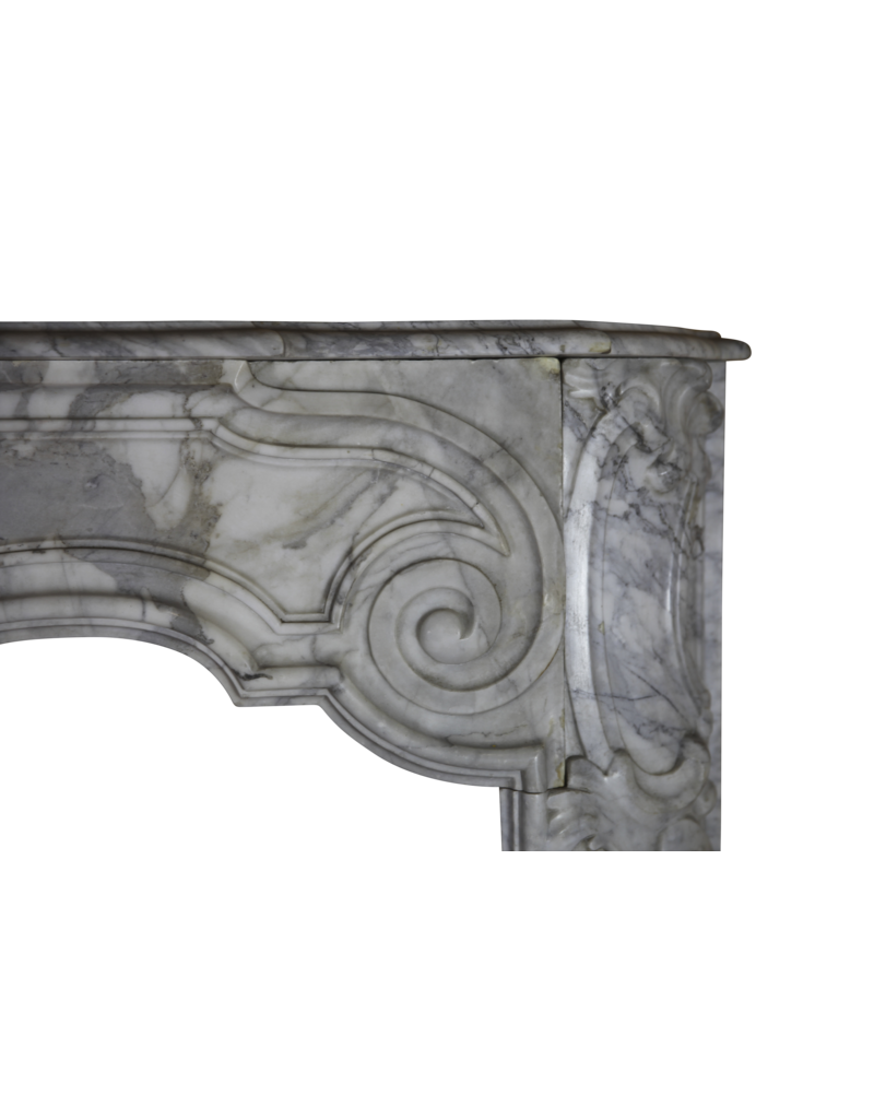 Maison Leon Van den Bogaert Belgische Kaminumrandung aus Marmor aus dem 18. Jahrhundert