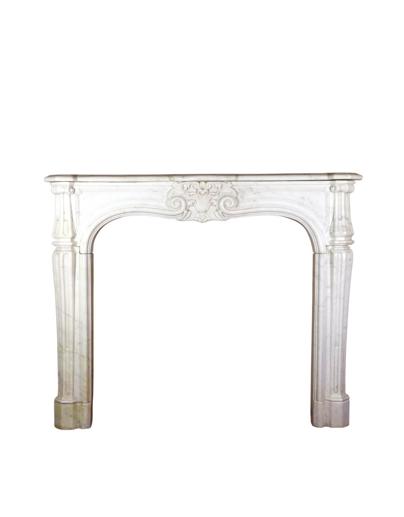 Maison Leon Van den Bogaert Kleine Kaminumrandung aus Carrara-Marmor