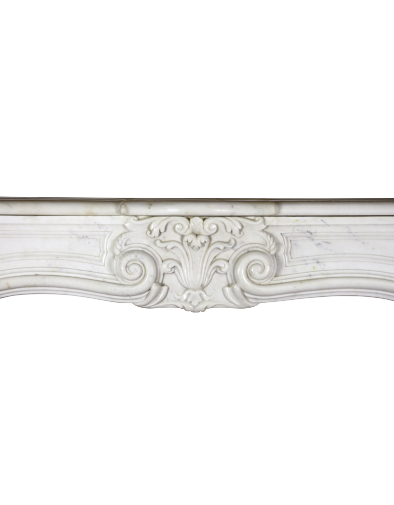 Maison Leon Van den Bogaert Kleine Kaminumrandung aus Carrara-Marmor
