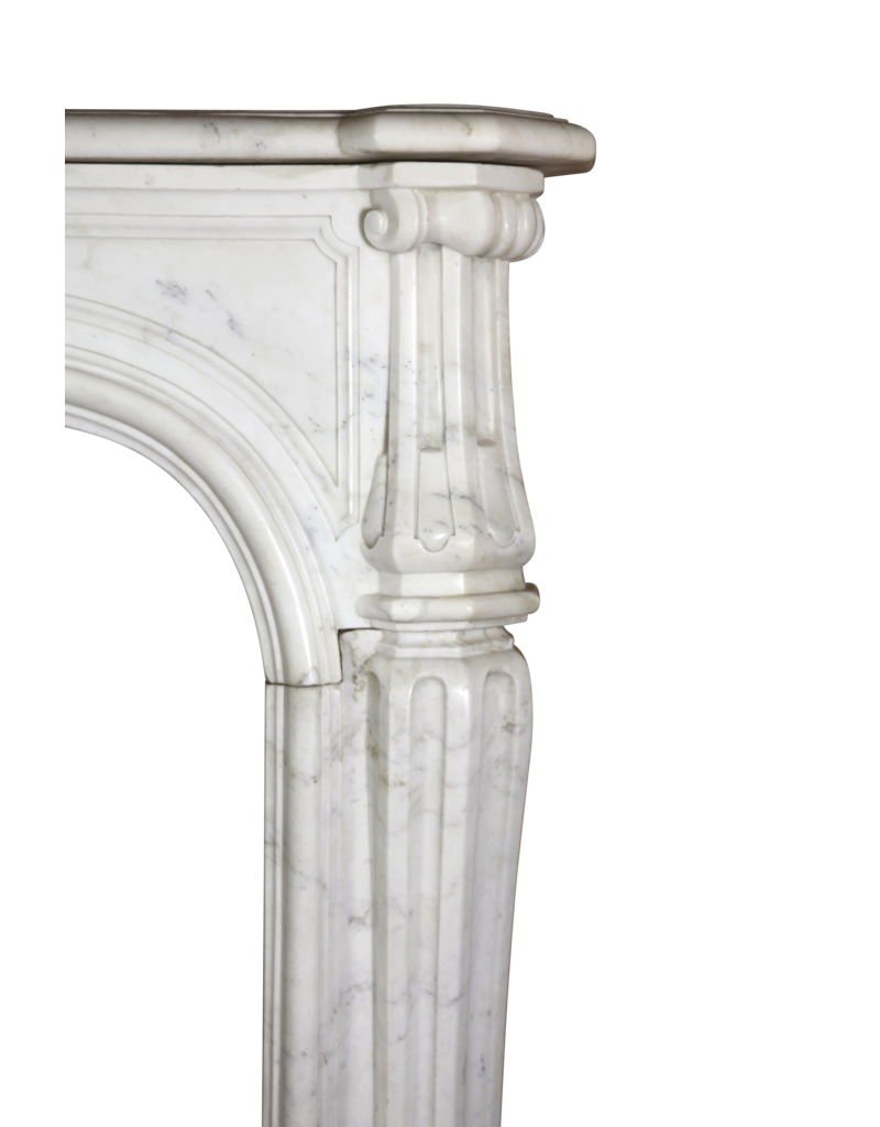 Maison Leon Van den Bogaert Kleine Kaminumrandung aus Carrara-Marmor