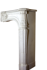 Maison Leon Van den Bogaert Kleine Kaminumrandung aus Carrara-Marmor