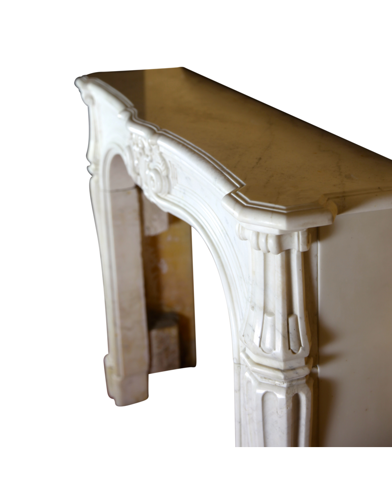 Maison Leon Van den Bogaert Kleine Kaminumrandung aus Carrara-Marmor