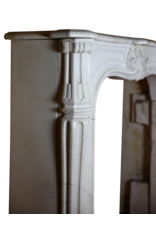 Maison Leon Van den Bogaert Kleine Kaminumrandung aus Carrara-Marmor
