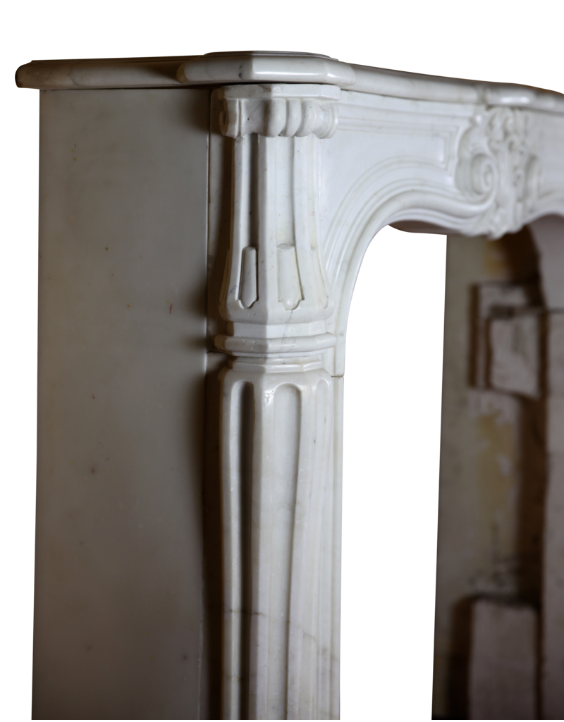 Maison Leon Van den Bogaert Kleine Kaminumrandung aus Carrara-Marmor