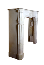 Maison Leon Van den Bogaert Kleine Kaminumrandung aus Carrara-Marmor