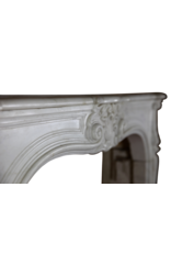 Maison Leon Van den Bogaert Kleine Kaminumrandung aus Carrara-Marmor