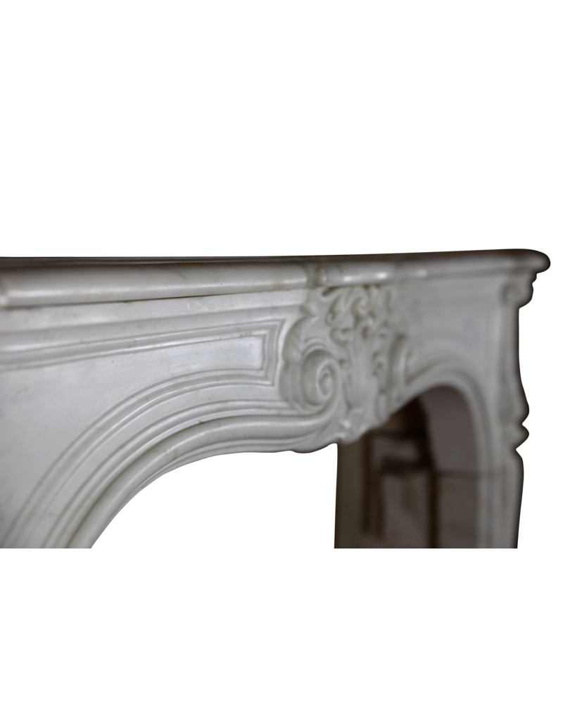 Maison Leon Van den Bogaert Kleine Kaminumrandung aus Carrara-Marmor