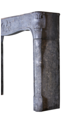 Maison Leon Van den Bogaert Feiner französischer Kamin aus Hartstein mit Blumendetail aus dem 18. Jahrhundert
