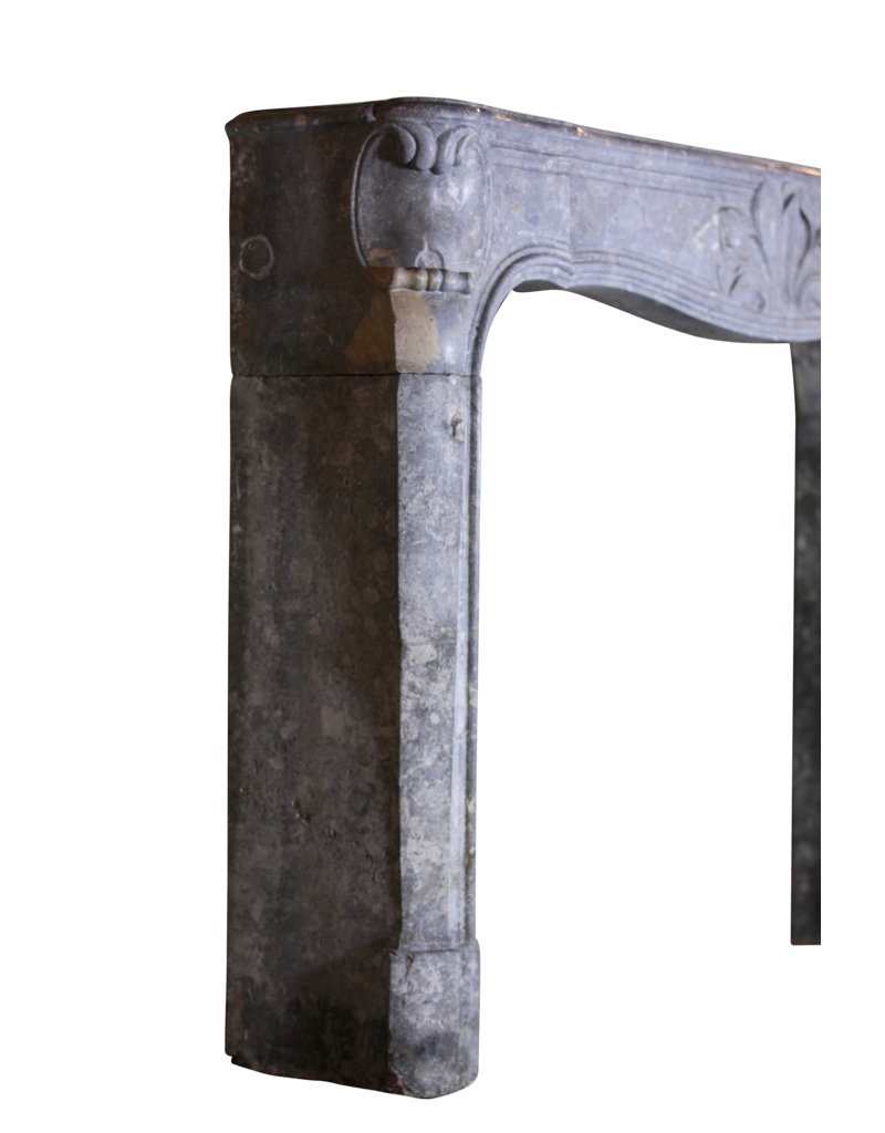 Maison Leon Van den Bogaert Feiner französischer Kamin aus Hartstein mit Blumendetail aus dem 18. Jahrhundert