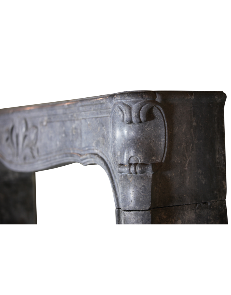 Maison Leon Van den Bogaert Feiner französischer Kamin aus Hartstein mit Blumendetail aus dem 18. Jahrhundert