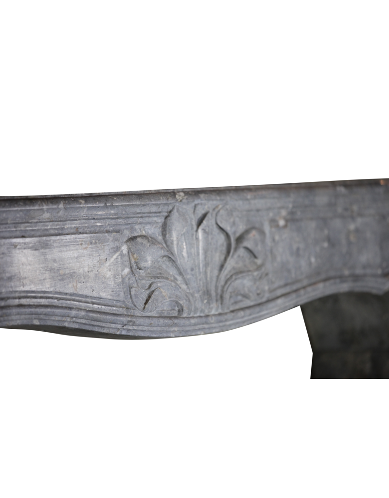 Maison Leon Van den Bogaert Feiner französischer Kamin aus Hartstein mit Blumendetail aus dem 18. Jahrhundert