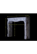 Maison Leon Van den Bogaert Feiner französischer Kamin aus Hartstein mit Blumendetail aus dem 18. Jahrhundert