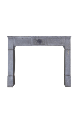 Maison Leon Van den Bogaert Zeitlose Kaminumrandung aus Stein aus der Art-déco-Zeit