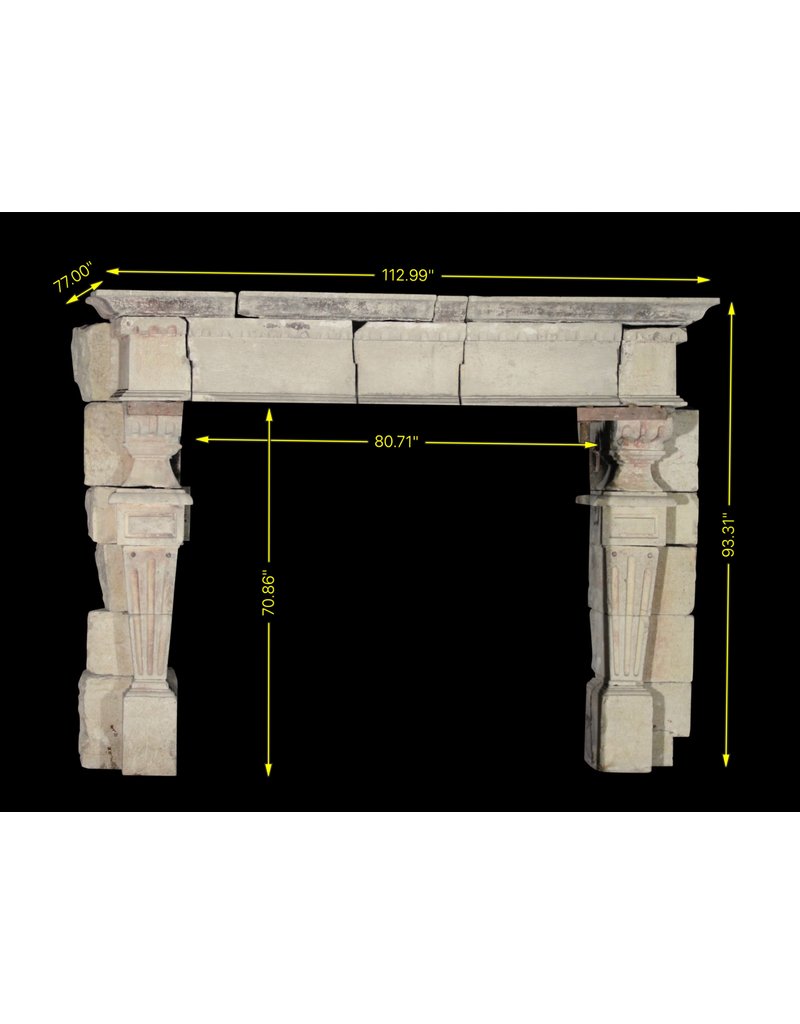 Cheminée De Forteresse Gigantesque En Calcaire Dur