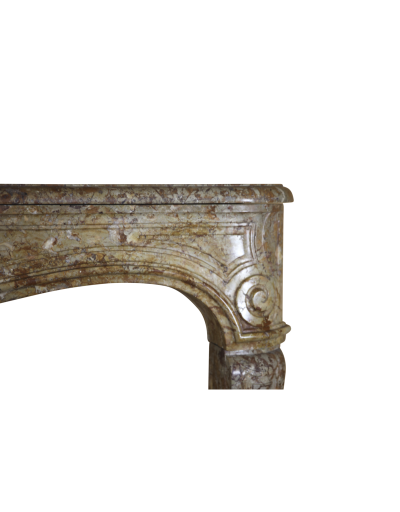 Maison Leon Van den Bogaert Markante originale antike Kaminumrandung aus Marmor aus der Régence-Zeit