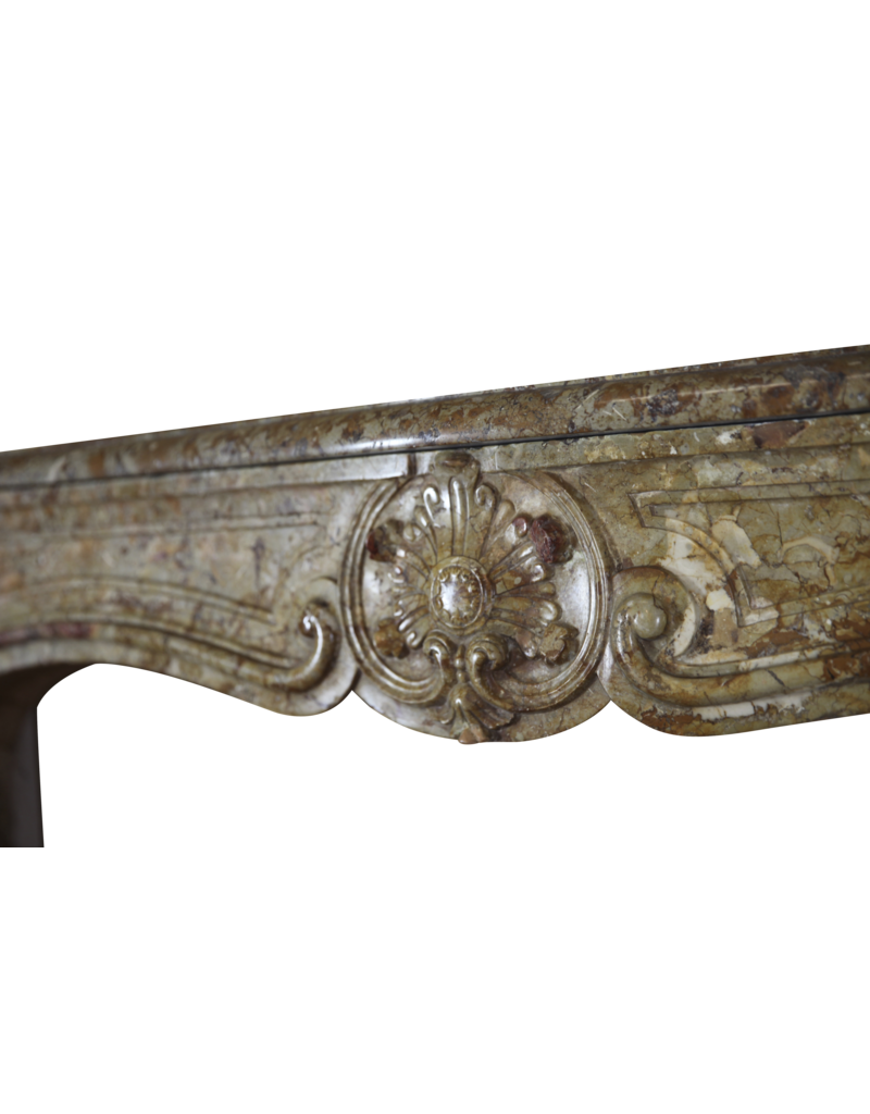 Maison Leon Van den Bogaert Markante originale antike Kaminumrandung aus Marmor aus der Régence-Zeit