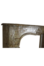 Maison Leon Van den Bogaert Markante originale antike Kaminumrandung aus Marmor aus der Régence-Zeit
