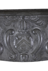 Maison Leon Van den Bogaert Feine elegante antike französische Kaminumrandung aus dem 17. Jahrhundert