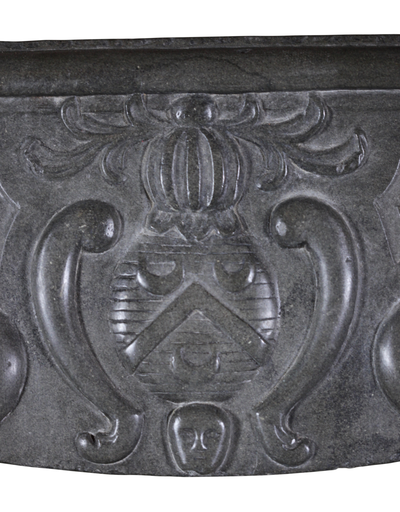 Maison Leon Van den Bogaert Feine elegante antike französische Kaminumrandung aus dem 17. Jahrhundert