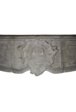 Maison Leon Van den Bogaert Feine französische Kaminumrandung aus Kalkstein aus dem 17. Jahrhundert im Landhausstil