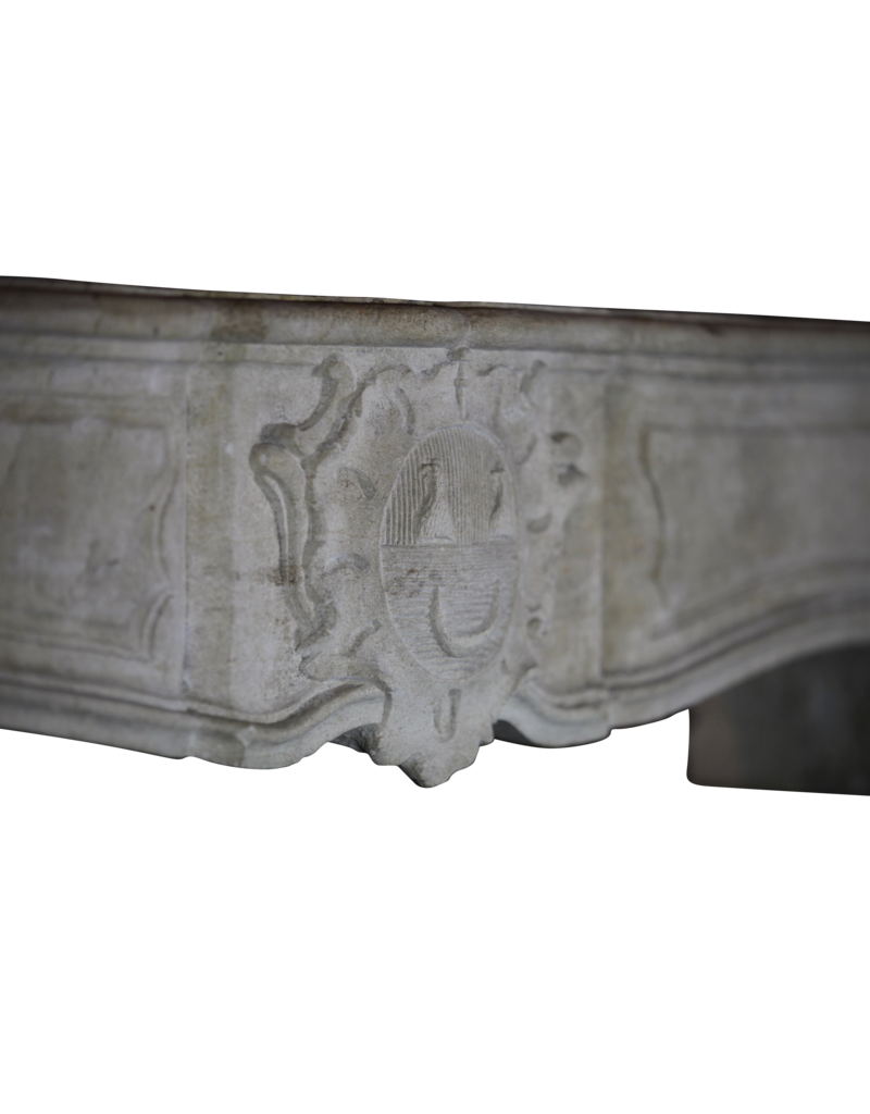 Maison Leon Van den Bogaert Feine französische Kaminumrandung aus Kalkstein aus dem 17. Jahrhundert im Landhausstil