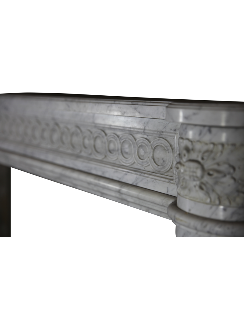 Maison Leon Van den Bogaert Elegante französische Vintage-Kaminumrandung aus der Louis-XVI-Zeit