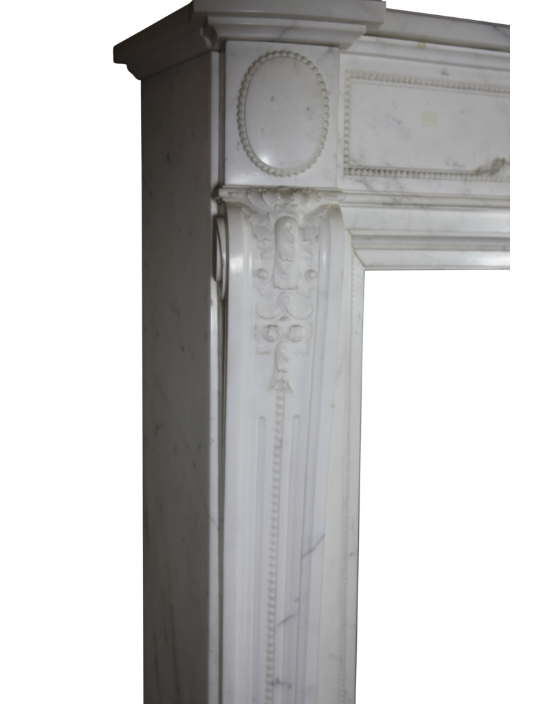 Maison Leon Van den Bogaert Monumentale Pariser Vintage-Kaminumrandung aus Carrara-Marmor