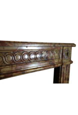 Maison Leon Van den Bogaert Kleine elegante antike französische Kaminumrandung aus dem 18. Jahrhundert