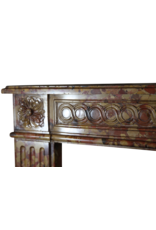 Maison Leon Van den Bogaert Kleine elegante antike französische Kaminumrandung aus dem 18. Jahrhundert