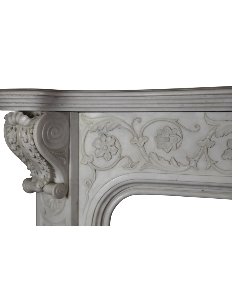 Maison Leon Van den Bogaert Feine italienische weiße Vintage-Kaminumrandung aus Marmor