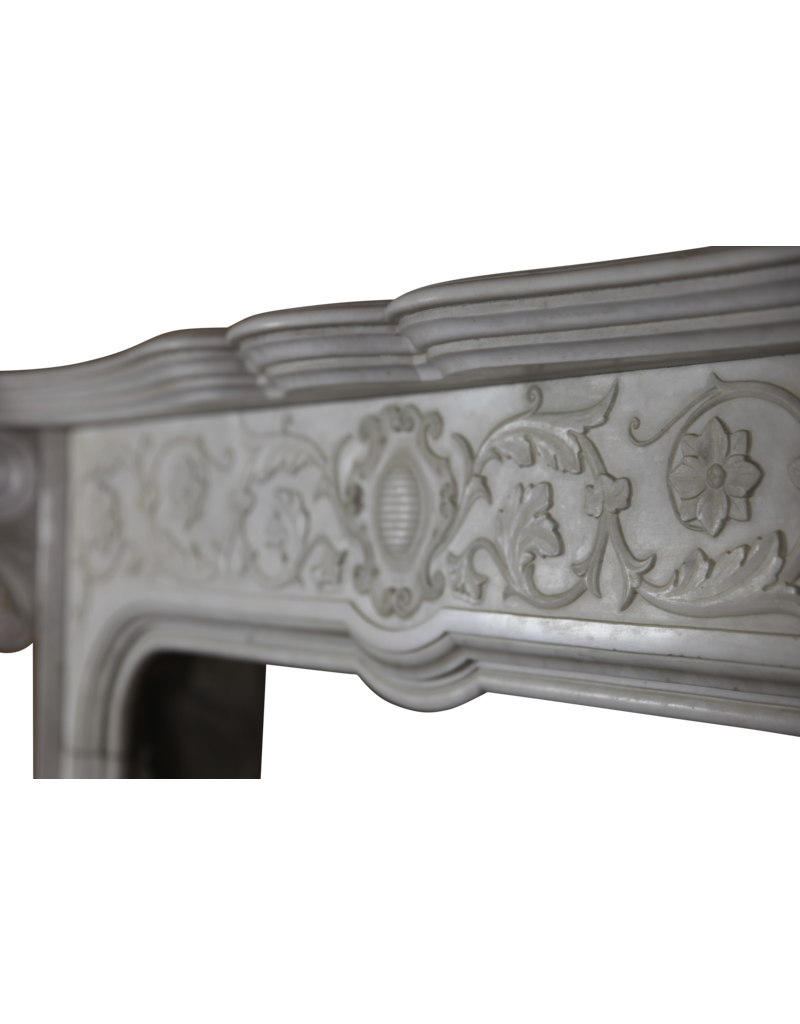 Maison Leon Van den Bogaert Feine italienische weiße Vintage-Kaminumrandung aus Marmor