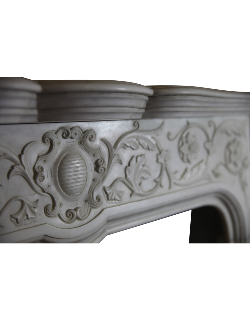 Maison Leon Van den Bogaert Feine italienische weiße Vintage-Kaminumrandung aus Marmor