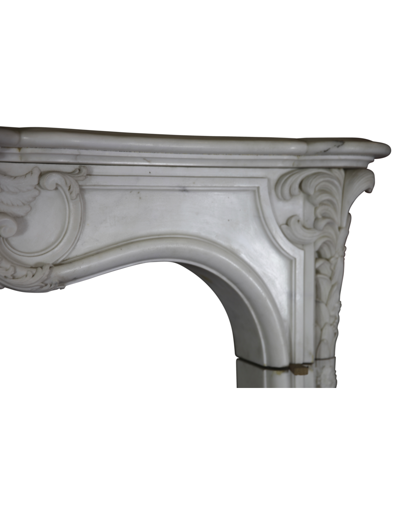 Maison Leon Van den Bogaert Vintage-Schloss-Kaminumrandung aus weißem Carrara-Marmor