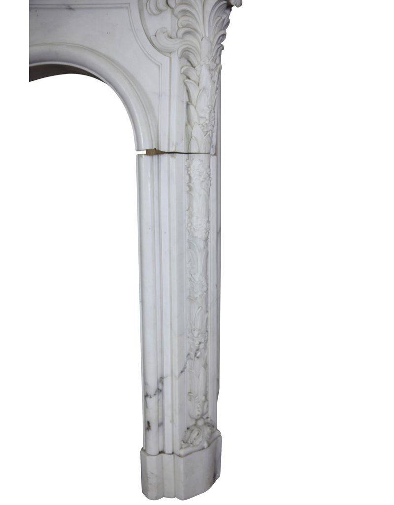 Maison Leon Van den Bogaert Vintage-Schloss-Kaminumrandung aus weißem Carrara-Marmor