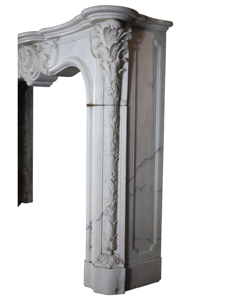 Maison Leon Van den Bogaert Vintage-Schloss-Kaminumrandung aus weißem Carrara-Marmor