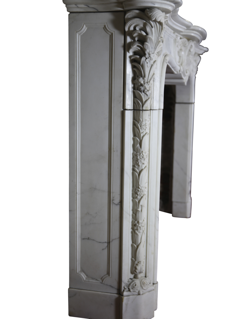 Maison Leon Van den Bogaert Vintage-Schloss-Kaminumrandung aus weißem Carrara-Marmor