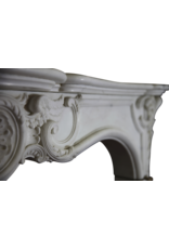 Maison Leon Van den Bogaert Vintage-Schloss-Kaminumrandung aus weißem Carrara-Marmor