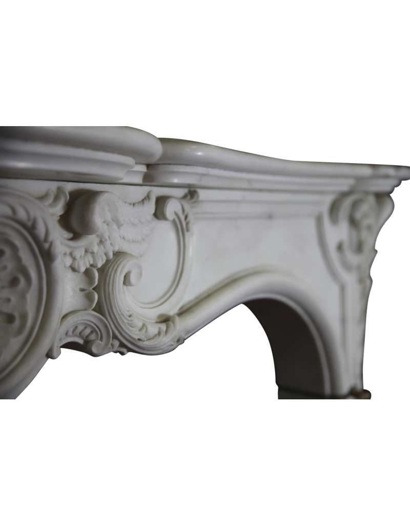 Maison Leon Van den Bogaert Vintage-Schloss-Kaminumrandung aus weißem Carrara-Marmor