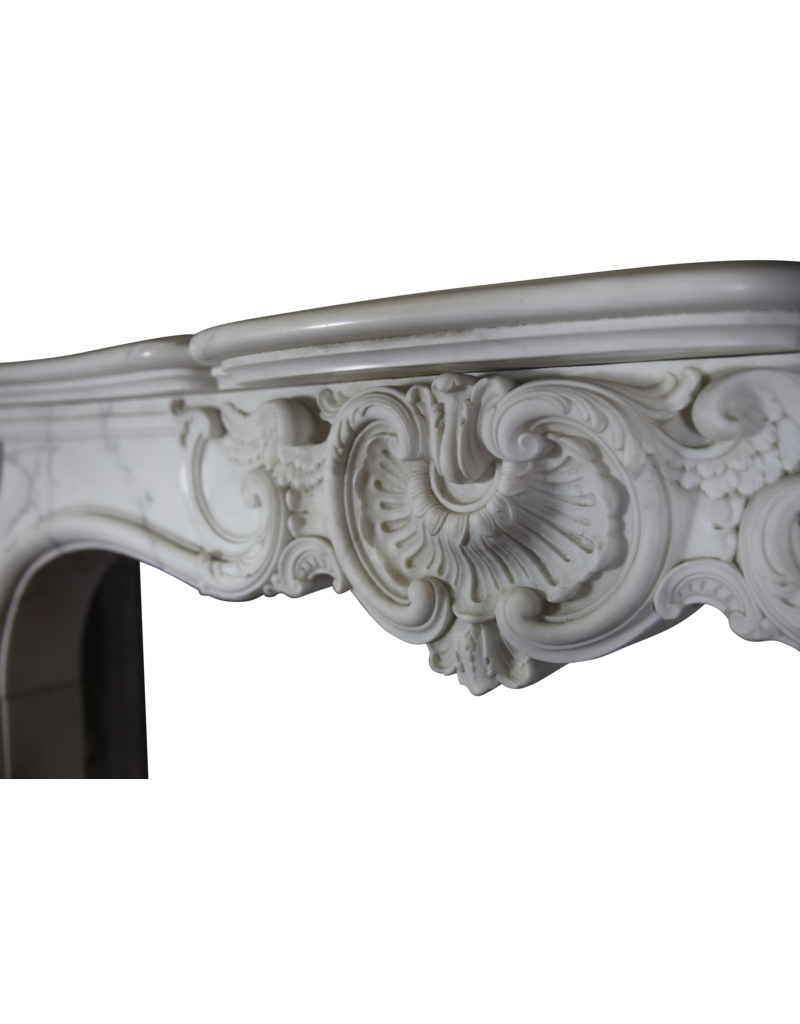 Maison Leon Van den Bogaert Vintage-Schloss-Kaminumrandung aus weißem Carrara-Marmor