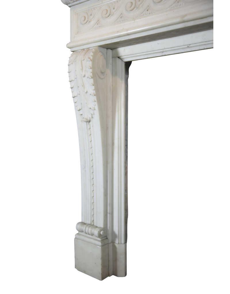 Maison Leon Van den Bogaert Große repräsentative Vintage-Kaminumrandung aus weißem Statuario-Marmor