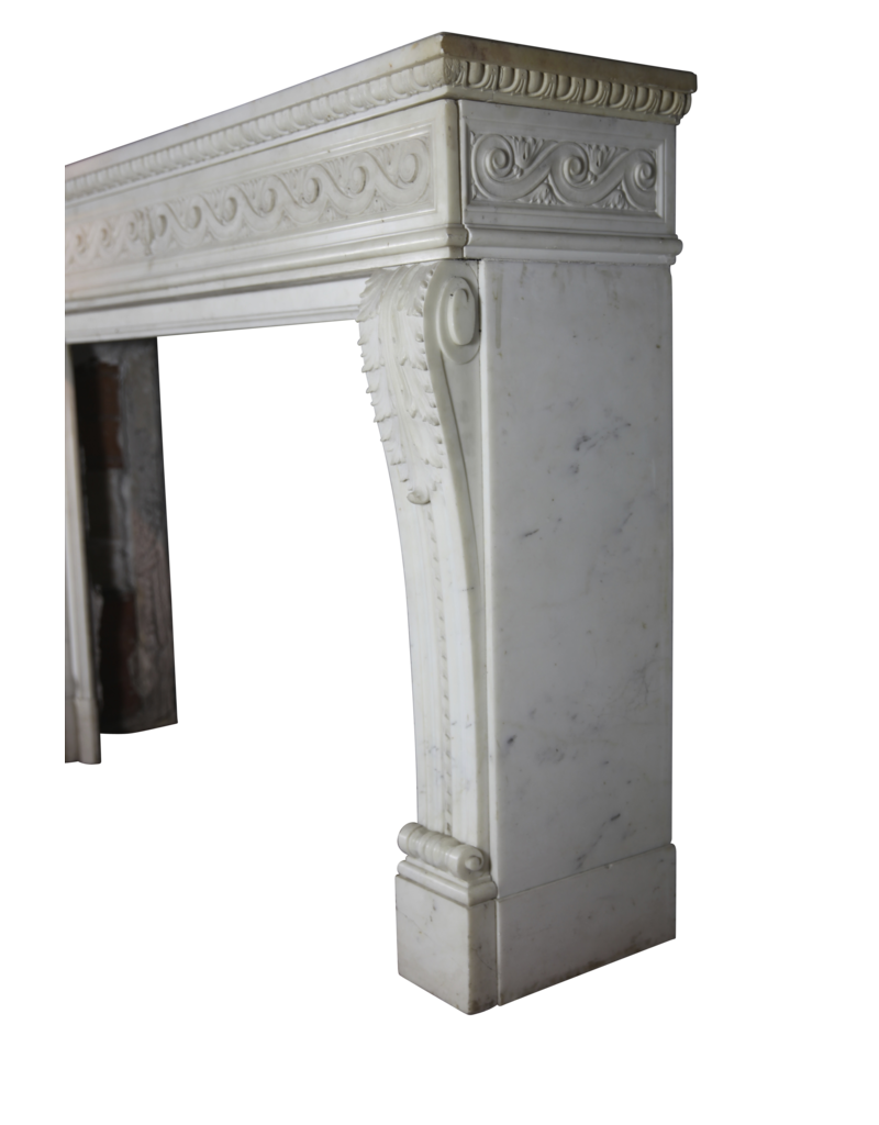 Maison Leon Van den Bogaert Große repräsentative Vintage-Kaminumrandung aus weißem Statuario-Marmor