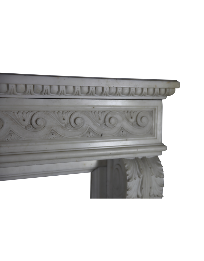Maison Leon Van den Bogaert Große repräsentative Vintage-Kaminumrandung aus weißem Statuario-Marmor