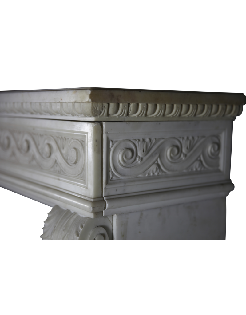 Maison Leon Van den Bogaert Große repräsentative Vintage-Kaminumrandung aus weißem Statuario-Marmor