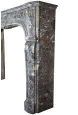 Maison Leon Van den Bogaert Kleine elegante antike zweifarbige Kaminumrandung